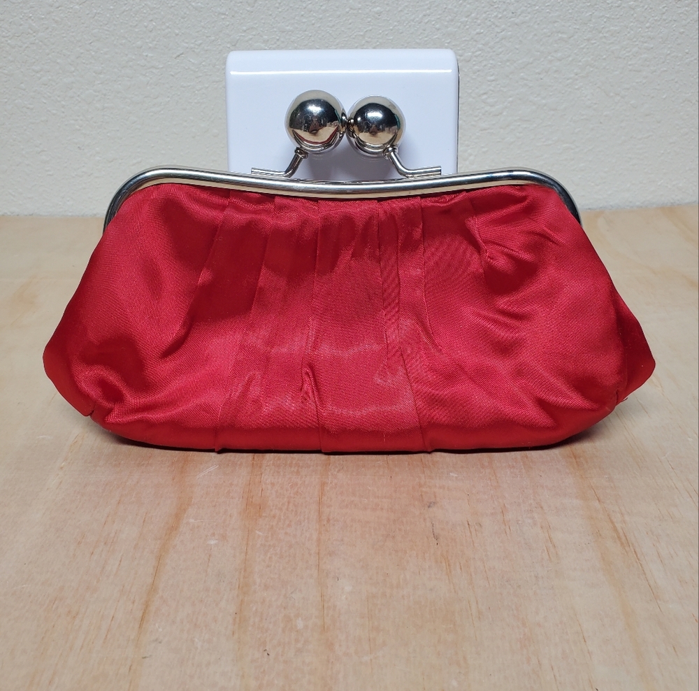 La Regale Red Satin Clutch Hand Purse - Picture 3 of 9